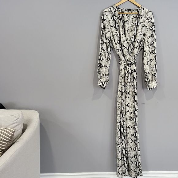 Missguided Plus long sleeve maxi dress in snake - Picture 4 of 11